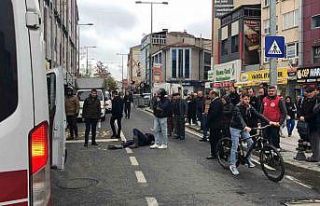 Motosikletin yaya geçidinde yayaya çarptığı anlar...