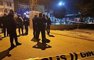 Motosikletli kasklı şüpheli, sokak ortasında bir...