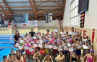 Nazilli’de eğitimlerini tamamlayan minikler sertifikalarına...