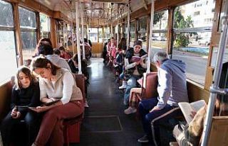 Nostalji Tramvayı’nda kitap okudular