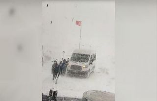 Öğrenci servisi karda mahsur kaldı, ekipler seferber...