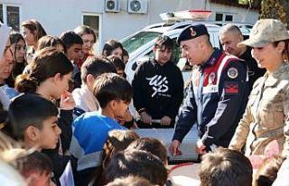 Öğrenciler, jandarmanın faaliyetleri hakkında...