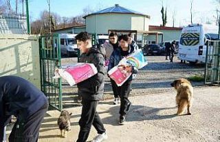 Öğrencilerden sokak hayvanlarına 225 kilo mama...