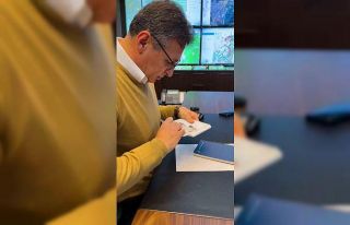 Öğrencilerden yeni yıl kartı alan başkandan miniklere...