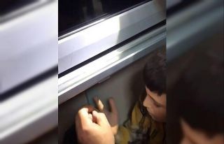 Öğrencinin parmağı akıllı tahtanın çerçevesine...