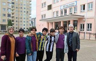 Okul bahçesine giren köpek öğrencilerle maç yaptı