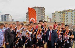 Okul Sporları Futbol Genç A Erkekler’de kupalar...