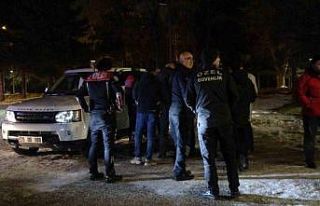 Okuldan kızını almak için gelen baba, aracının...