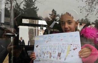 Otobüse asılan resim hem babayı hem yolcuları...