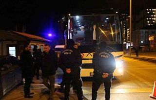 Otobüsün yatak kısmında yakalanan kaçak göçmenlerle...