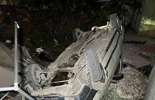 Otomobil bahçeye uçtu: Yaralılar müdahale sonrası...
