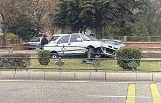 Otomobil bariyerlere çarpıp refüje çıktı