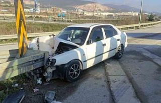 Otomobil bariyerlere saplandı