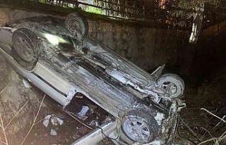 Otomobil dereye uçtu, sürücü ölümden döndü