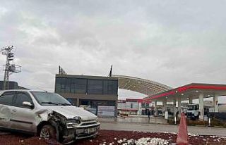 Otomobil elektrikli bisiklete çarptı: 1 yaralı