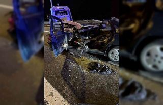 Otomobil kağıt gibi ezildi: 2 ölü, 1 yaralı