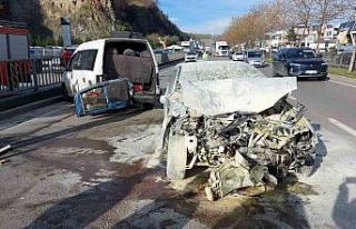 Otomobil, lastiği patlayan hafif ticari araca arkadan...