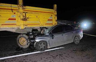 Otomobil traktör römorkuna ok gibi saplandı, sürücü...