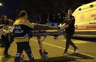 Otomobile çarpıp refüjde durabilen motosiklet sürücüsü...