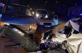 Otomobilin hurdaya döndüğü kazada sürücünün...