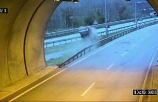 Otomobilin tünel çıkışı takla attığı kaza...