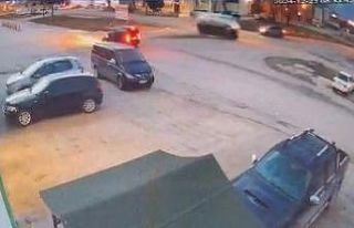 Otomobille çarpışan dolmuşun devrildiği anlar...