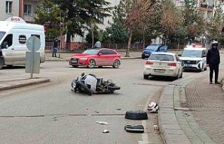 Otomobille çarpışan motosiklet sürücüsü ağır...