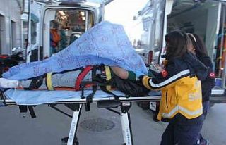 Otomobille çarpışan motosikletteki 2 kişi yaralandı