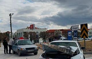 Otomobillerin hurdaya döndüğü kazada şans eseri...