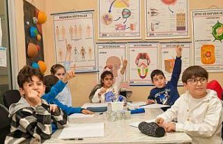Özel çocuklar deney ve bilim atölyelerinde hem...