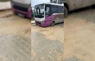 Özel halk otobüsü asfalt atılmayan caddede toprağa...