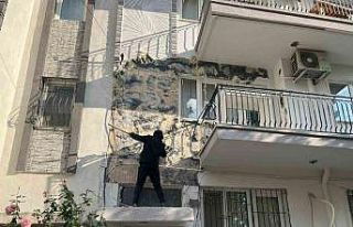 Paralarını alamadıkları dairenin dış cephesini...