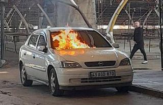 Park halindeki araç alev alıp yandı