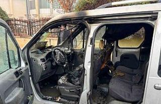 Park halindeki hafif ticari araç yandı