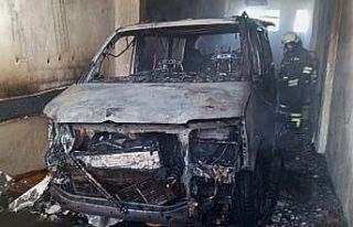 Park halindeki minibüs alevlere teslim oldu