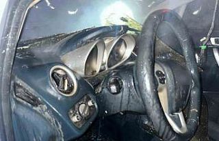 Park halindeki otomobilin motoru alev aldı, geriye...
