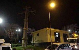 Park içindeki elektrik telleri alev alev yandı,...