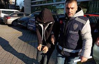 Parkta arkadaşını bıçakla ağır yaralayan şahıs...