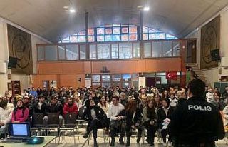 Polis bu sefer üniversite öğrencilerini bilgilendirdi