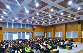 Polis ortaokul öğrencilerine mesleklerini tanıttı