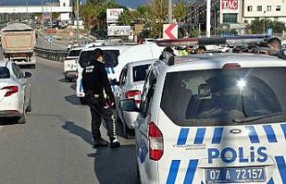 Polisin lastiklerini patlatarak durdurduğu ehliyetsiz...