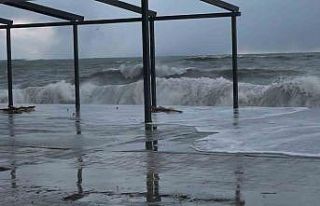 Rize’de fırtına hayatı olumsuz etkiliyor