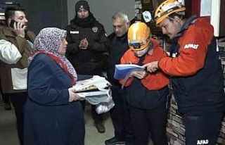 Rize’de fırtınadan dolayı sallanan bina tahliye...