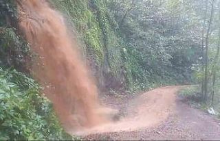 Rize’de heyelanda taş duvarın yıkıldığı anlar...