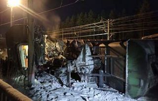 Rusya’da yolcu treni ile yük treni kafa kafaya...