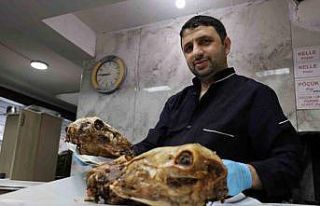 Saatlerce pişiriliyor baltayla yarılarak servis...