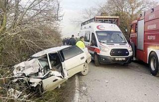 Sakarya’da feci kaza: Otomobil hurdaya döndü,...