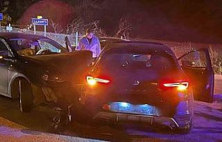 Sakarya’da iki otomobil çarpıştı: 3 yaralı