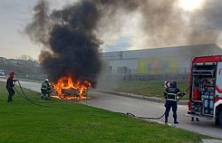 Samsun’da kız istemeden dönen ailenin aracı alev...