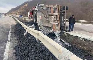 Samsun’da kömür yüklü tır yan yattı